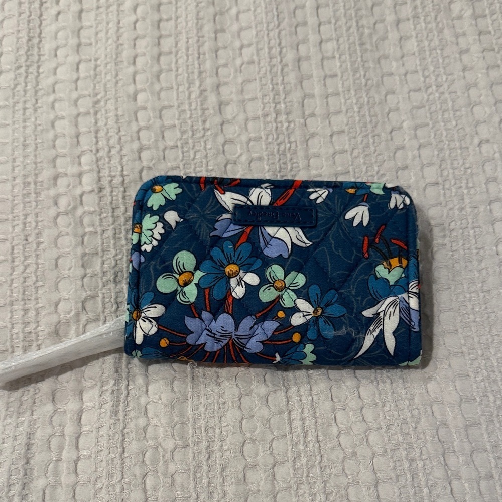 VERA BRADLEY RFID Accordion Wristlet in "Floral Bursts" Pattern NWT
